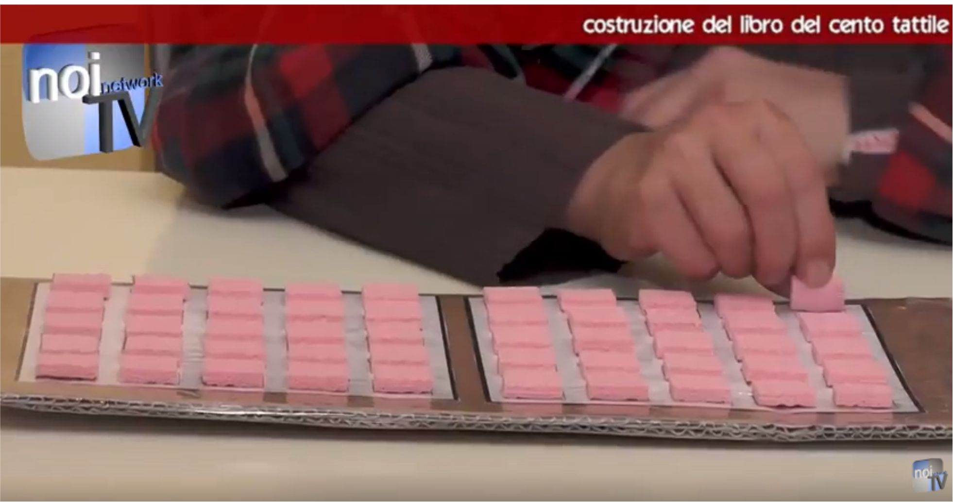 Videotutorial: costruzione del libro del 100 tattile con materiale